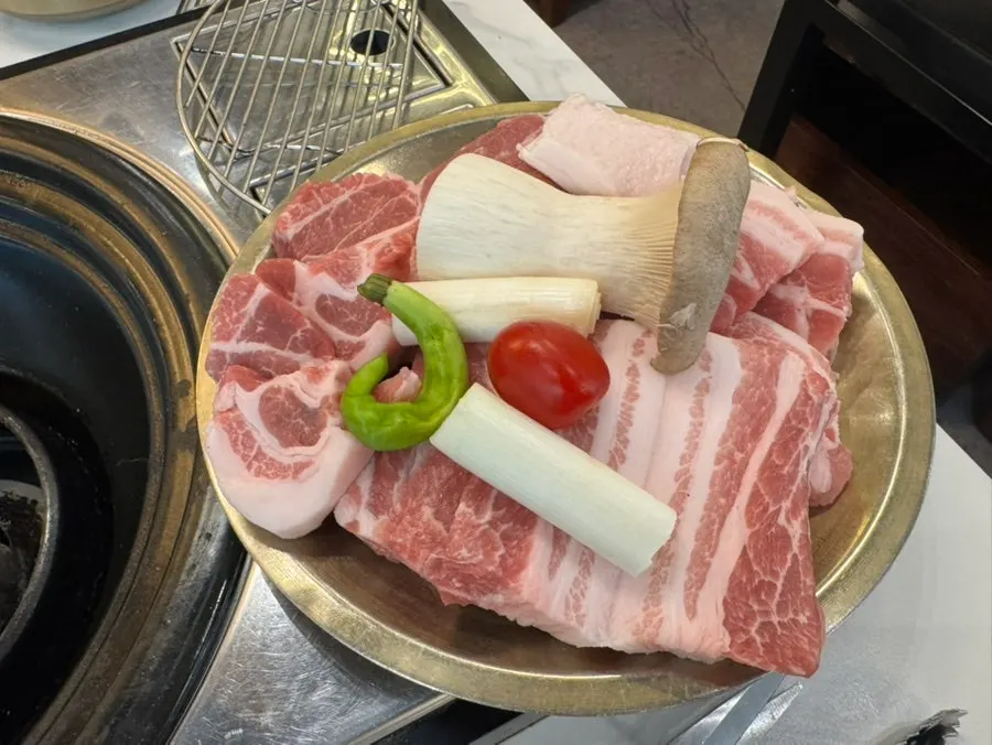 고기가 듬뿍 들어간 김치찌개 메뉴