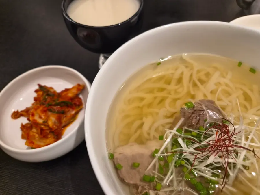 탄백 아이보리색 건물 외관