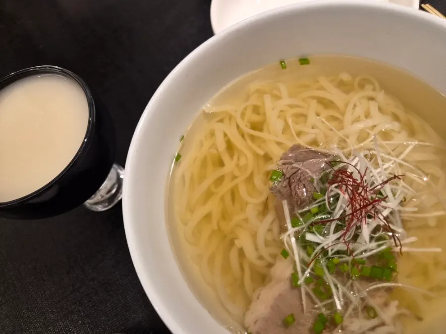 탄백 입구의 깔끔한 외관 디테일
