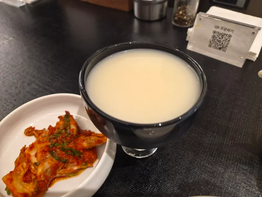 탄백 메뉴판과 칼국수 메뉴 구성