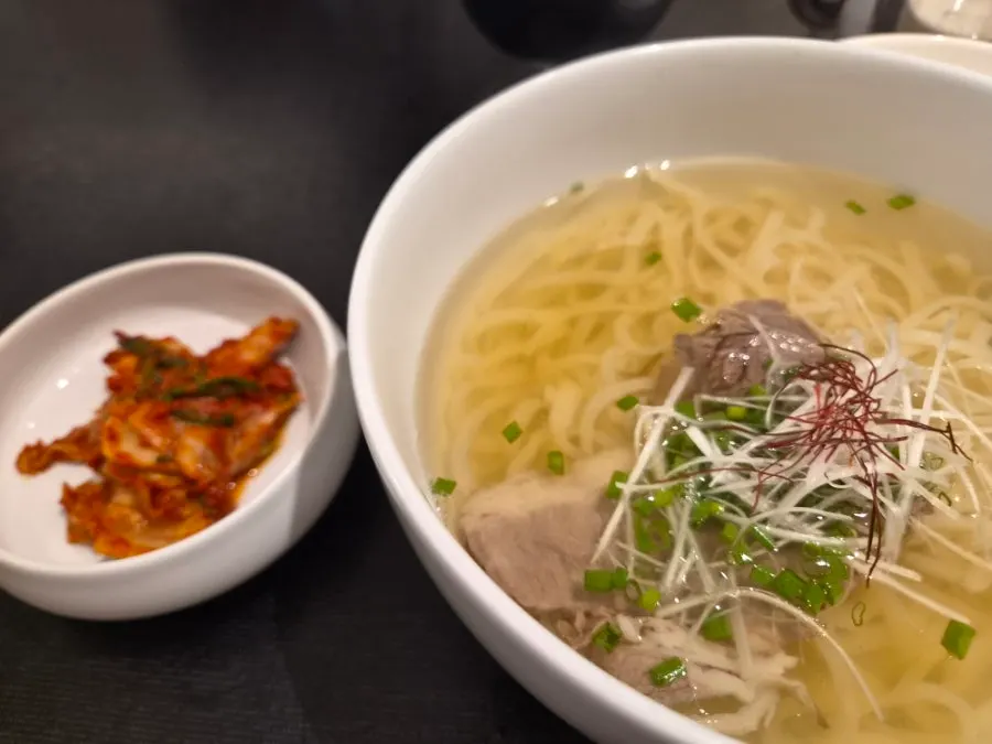 한우 곰칼국수와 장칼국수가 적힌 메뉴