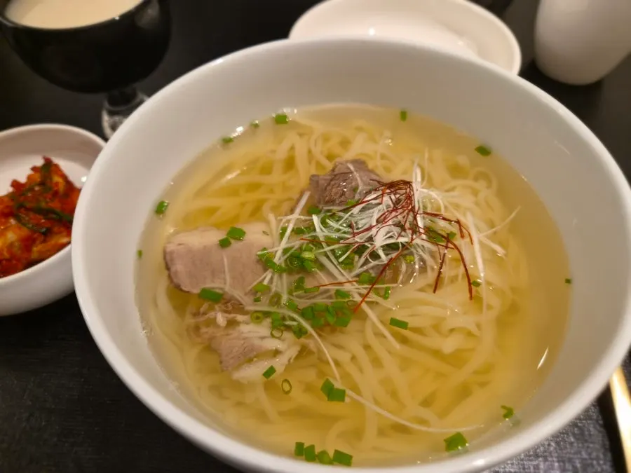 탄백 좌석에 앉은 손님들 모습