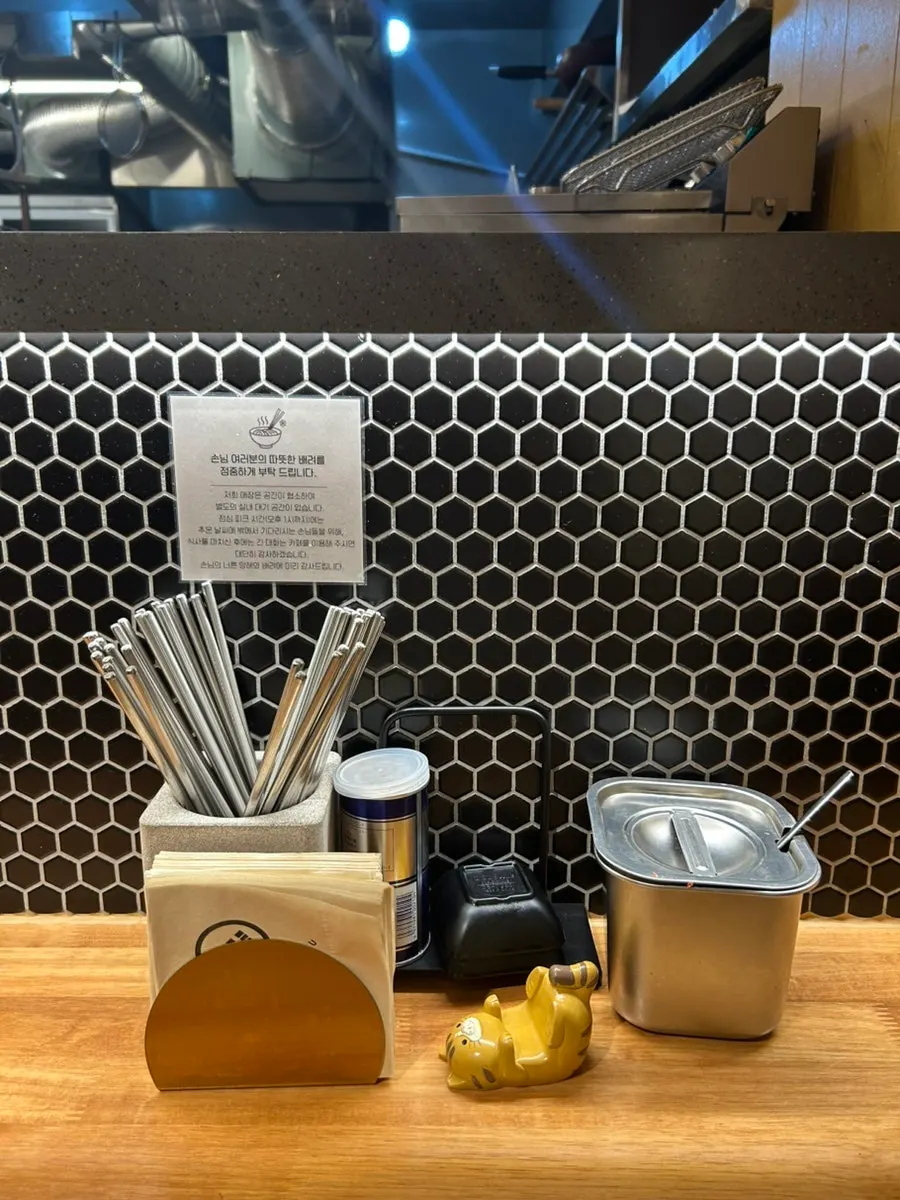 Chopsticks, kimchi, and tissues on the table