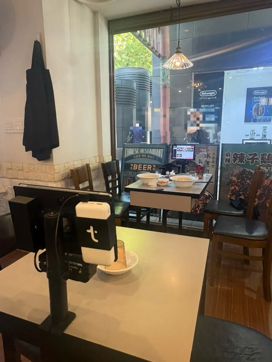 Tempat duduk dan interior lantai 1 Cheonghwa Uyuk Dosakmyeon