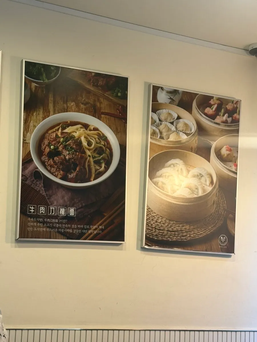 Meja-meja di interior restoran yang luas dan nyaman