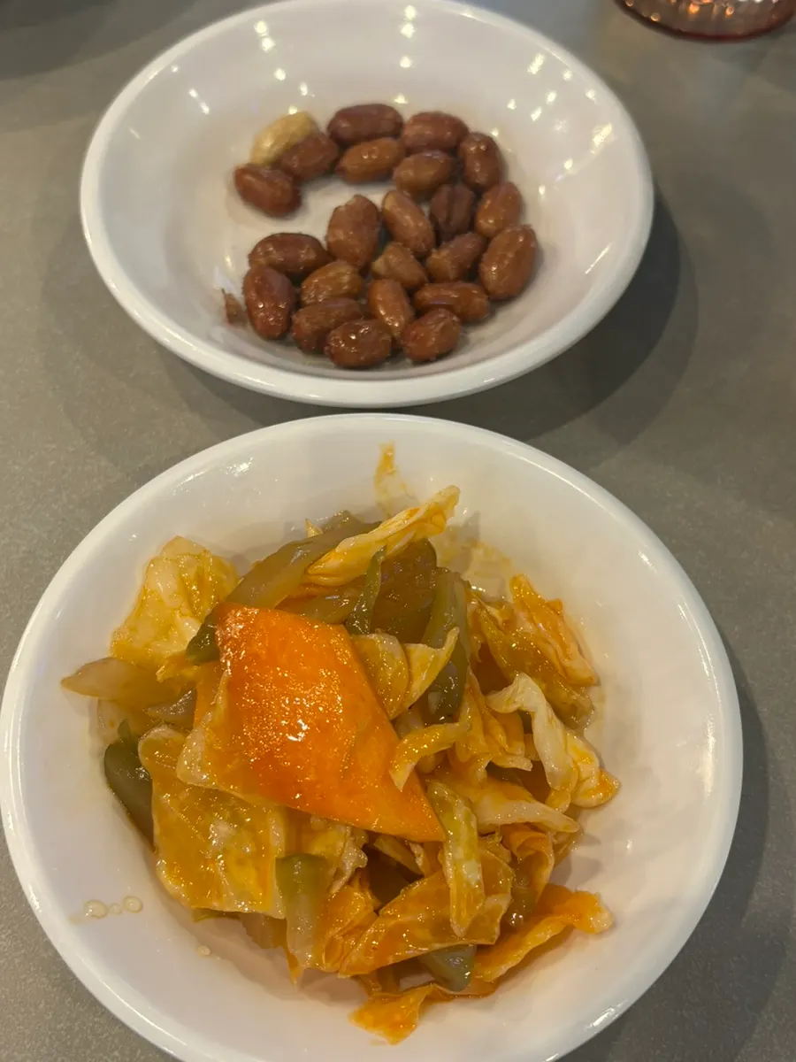 Jjachai dan kacang tanah sebagai lauk pendamping