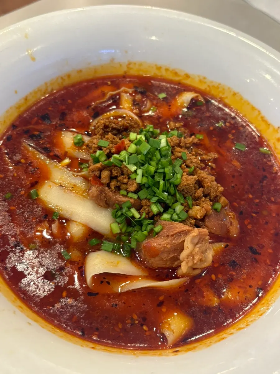 Semangkuk Sichuan-style beef noodles yang masih mengepul