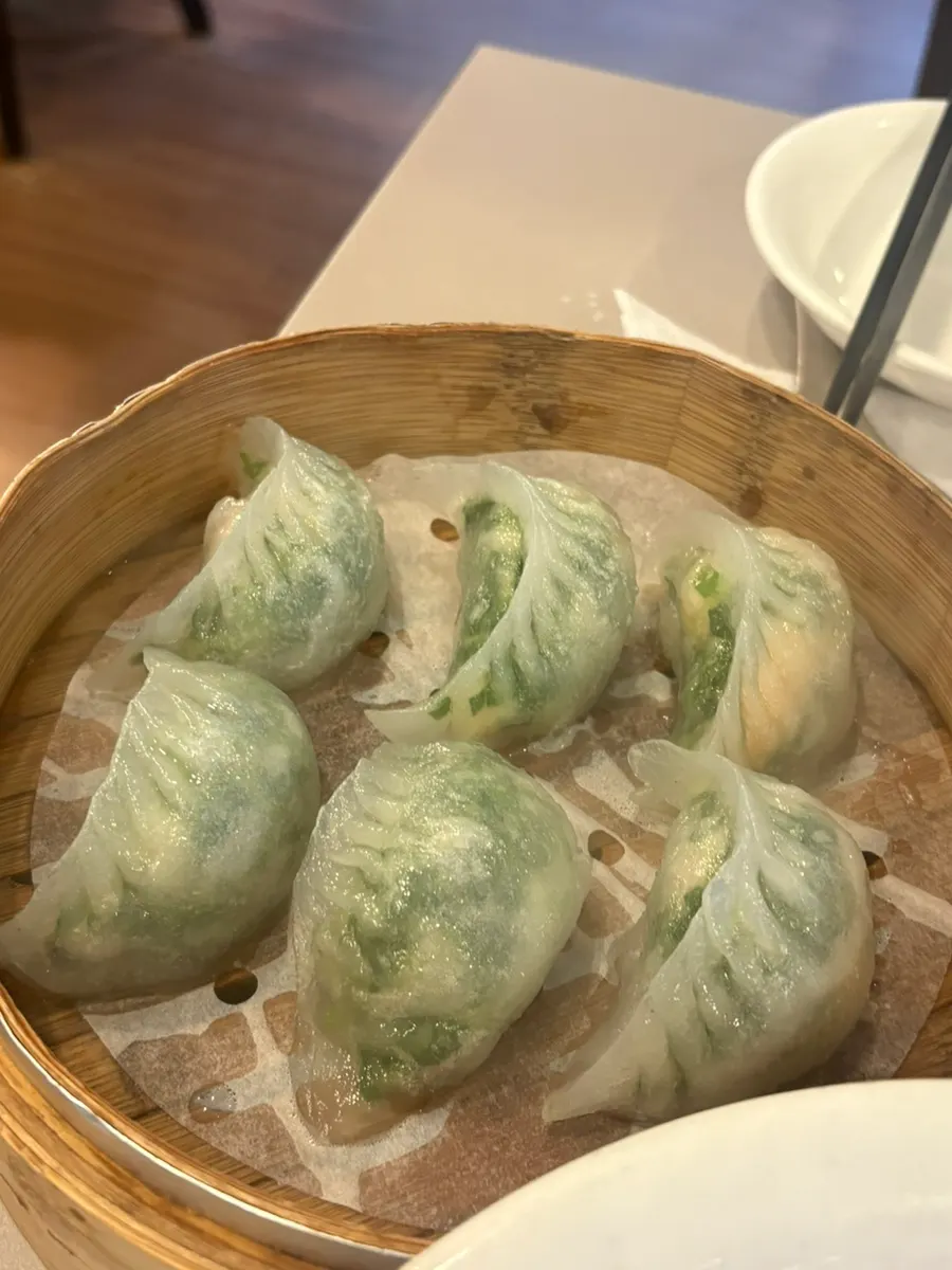 Sepiring sujeongdal mandu berbentuk bulan sabit transparan