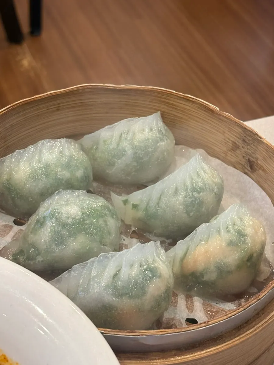 Sujeongdal mandu disajikan bersama Sichuan-style beef noodles