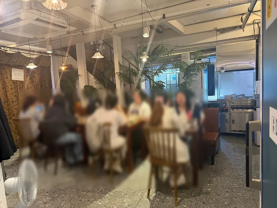 Interior of Cheonghwawon Daehangno Branch with many 2-person tables