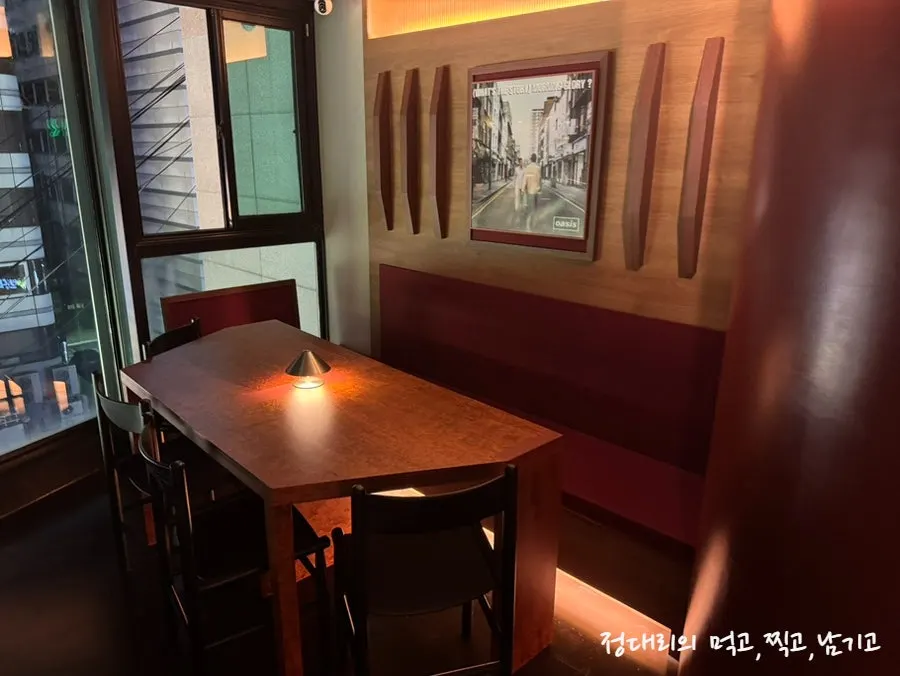통창과 은은한 조명의 사이드바 인 팝 자리