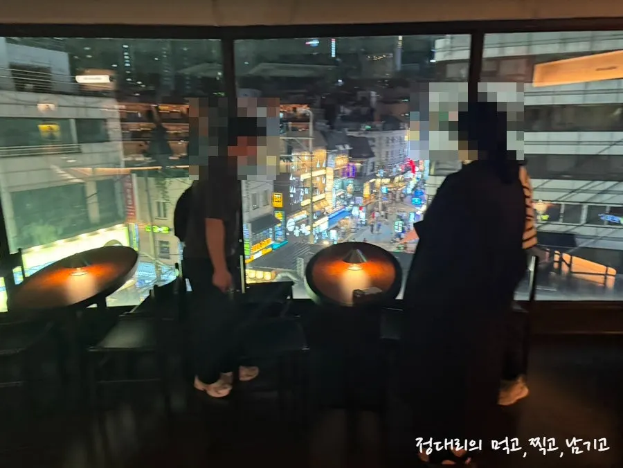 테이블 간접 조명등이 놓인 좌석