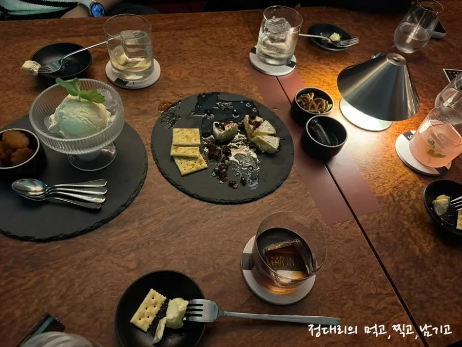 브리치즈 구이와 칵테일이 놓인 테이블