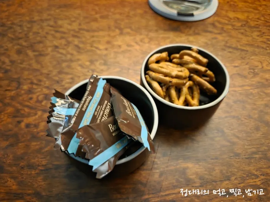 위스키와 함께 나온 기본 안주 접시