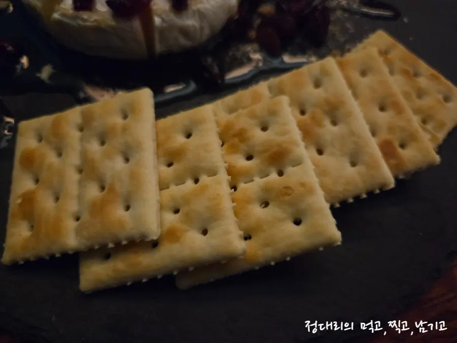 칵테일과 브리치즈 구이가 함께 놓인 상
