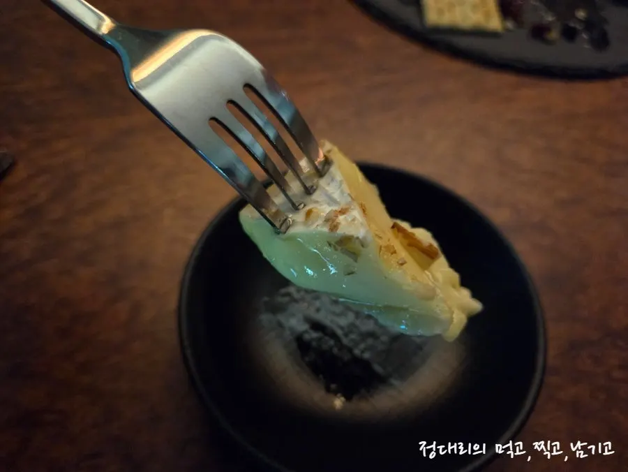 크래커가 곁들여진 브리치즈 구이