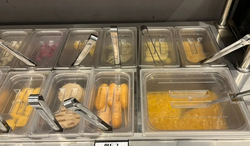 Side dish counter with kimchi and cheese rice cakes
