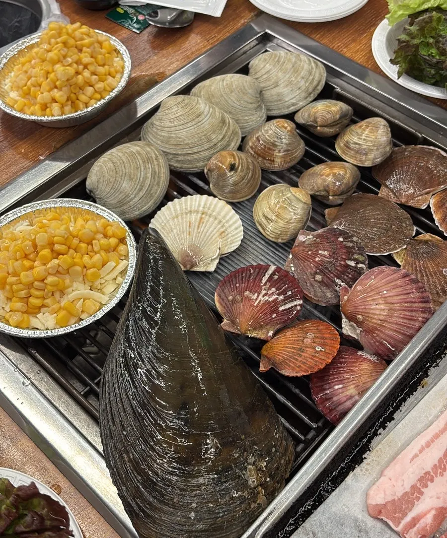 Grill with shellfish that have opened up