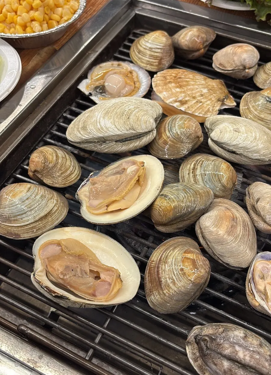 Removing the shell while cooking the grilled shellfish