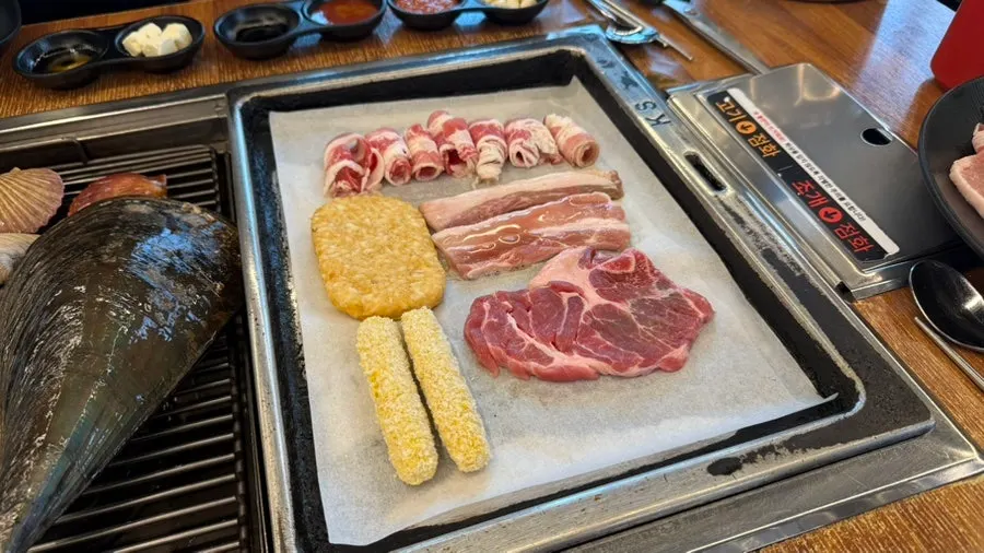 조개와 고기를 함께 굽는 반반 불판