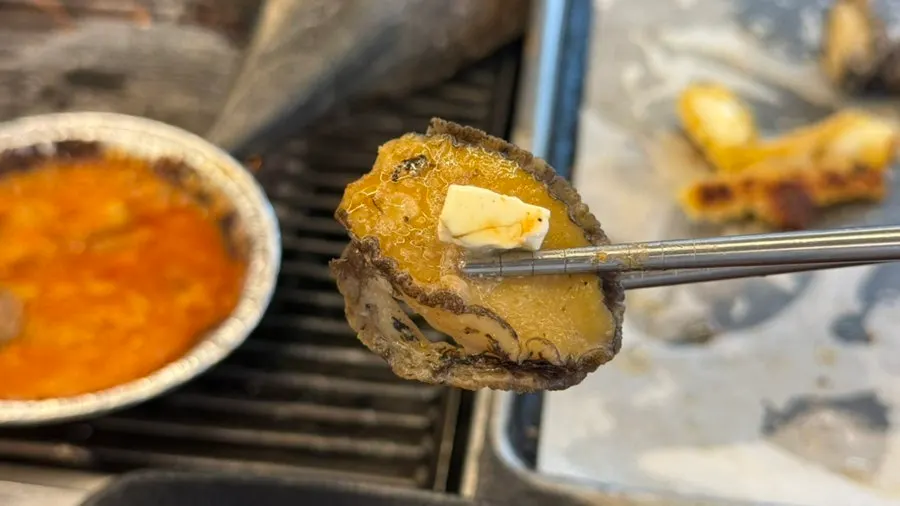 색이 진하게 구워진 전복 버터구이