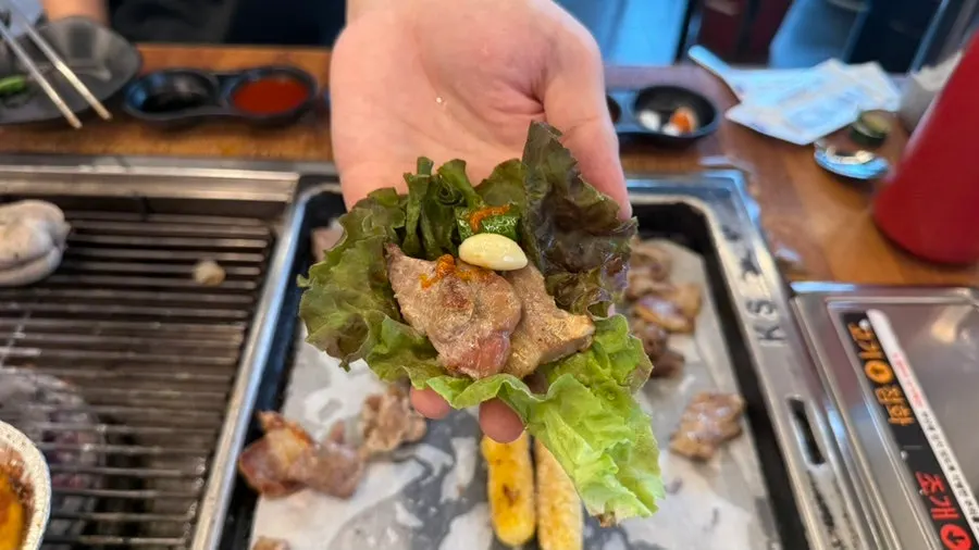 불판에서 구운 고기와 쌈채소