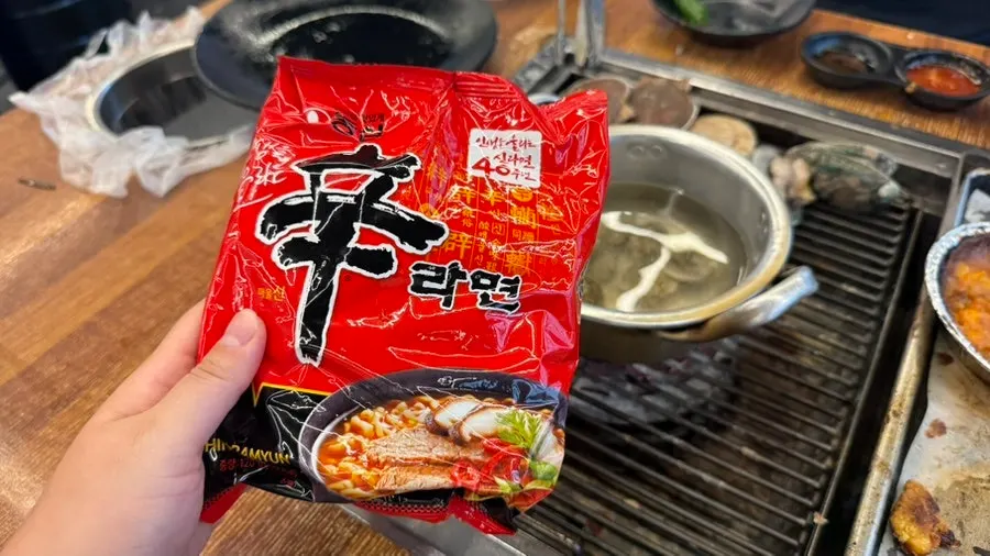 셀프바 라면과 즉석밥 코너