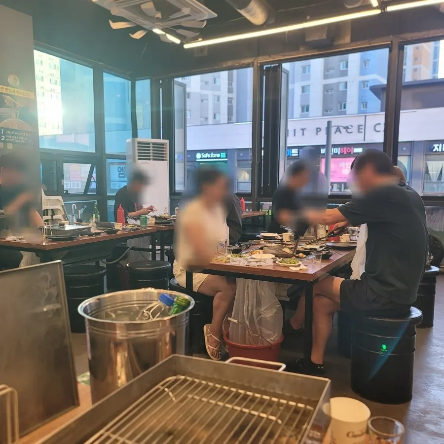 4인 테이블 위주의 매장 내부