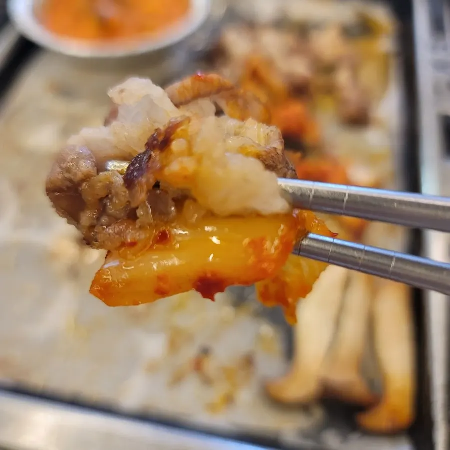 조개 익는 동안 옆 불판에 구운 고기