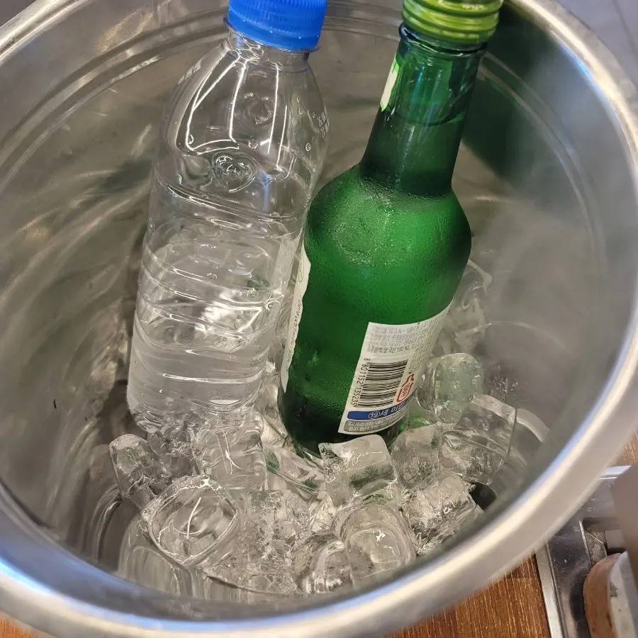 테이블마다 제공되는 얼음 바스켓