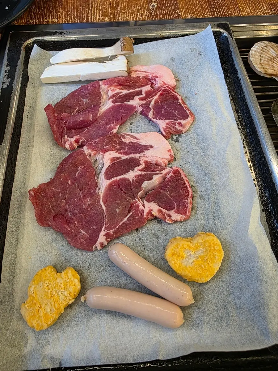 Split grill pan for meat and shellfish