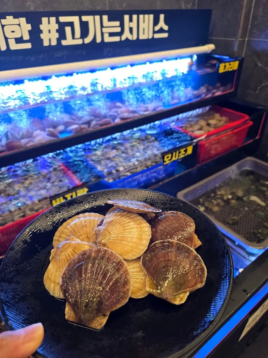 Shellfish dipped in sesame oil and cheese sauce