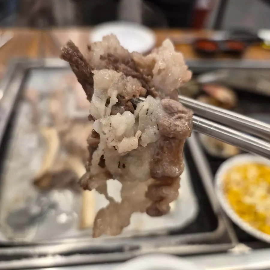 Trimming shellfish with a personal pair of tongs and scissors