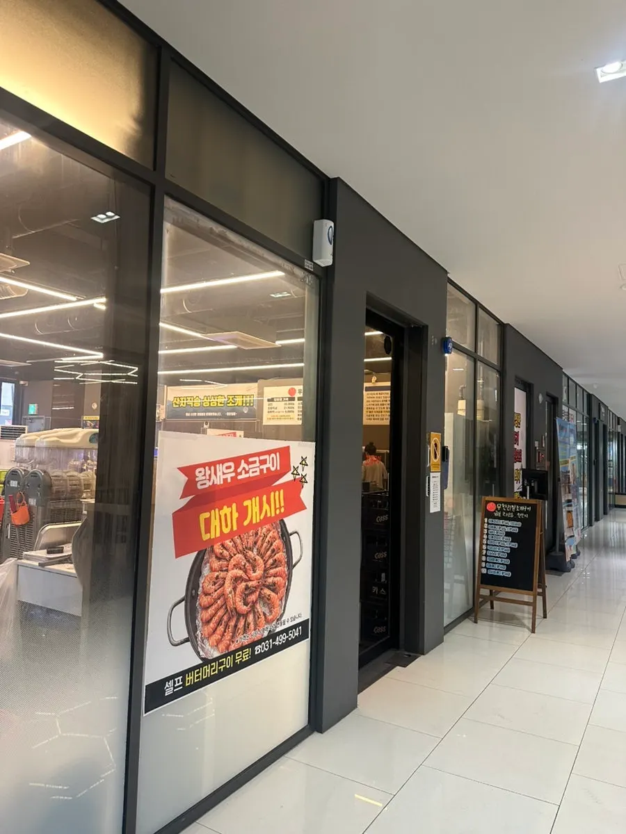 Storefront entrance on the 2nd floor of Central Purple A, Avenue France
