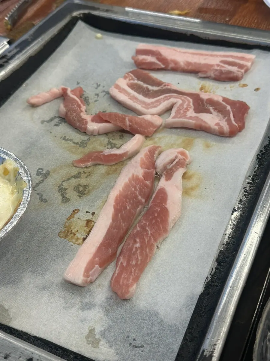 Grill plate with shellfish and meat together