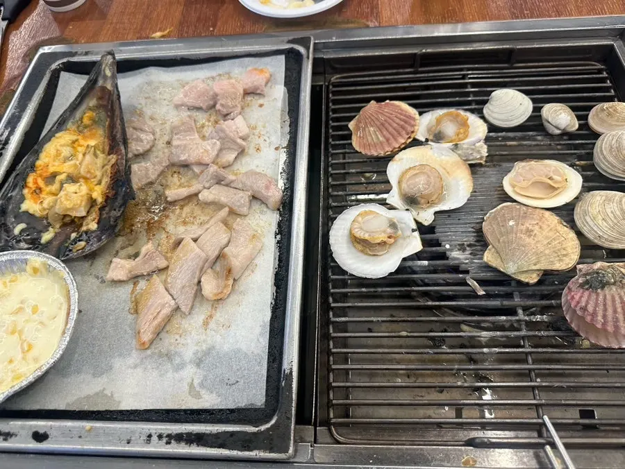 Meat grilled in between shellfish rounds