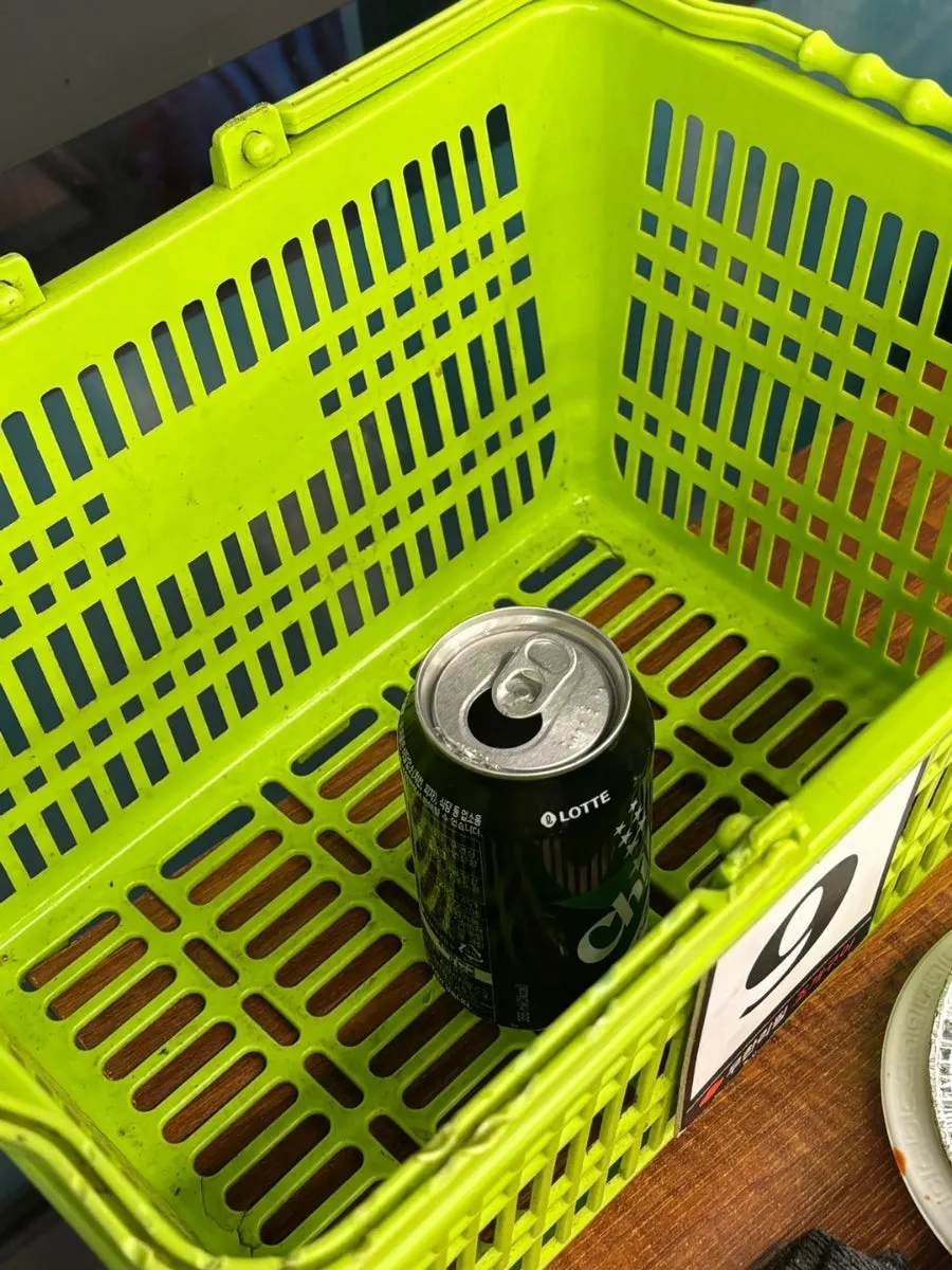 用来装额外点单的浅绿色购物篮