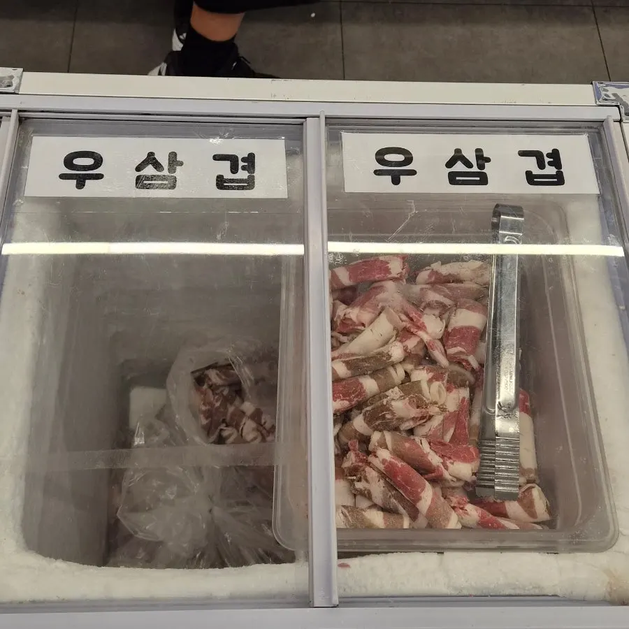 항정살 삼겹살 목살이 놓인 고기 셀프바