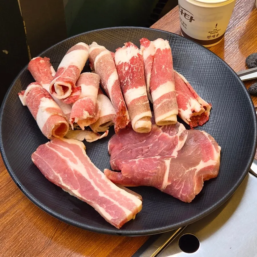 접시에 종류별로 담아온 조개