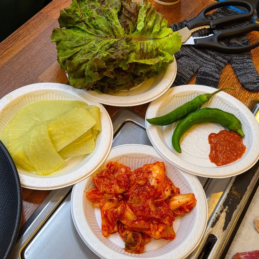 고기와 함께 먹을 반찬이 차려진 테이블