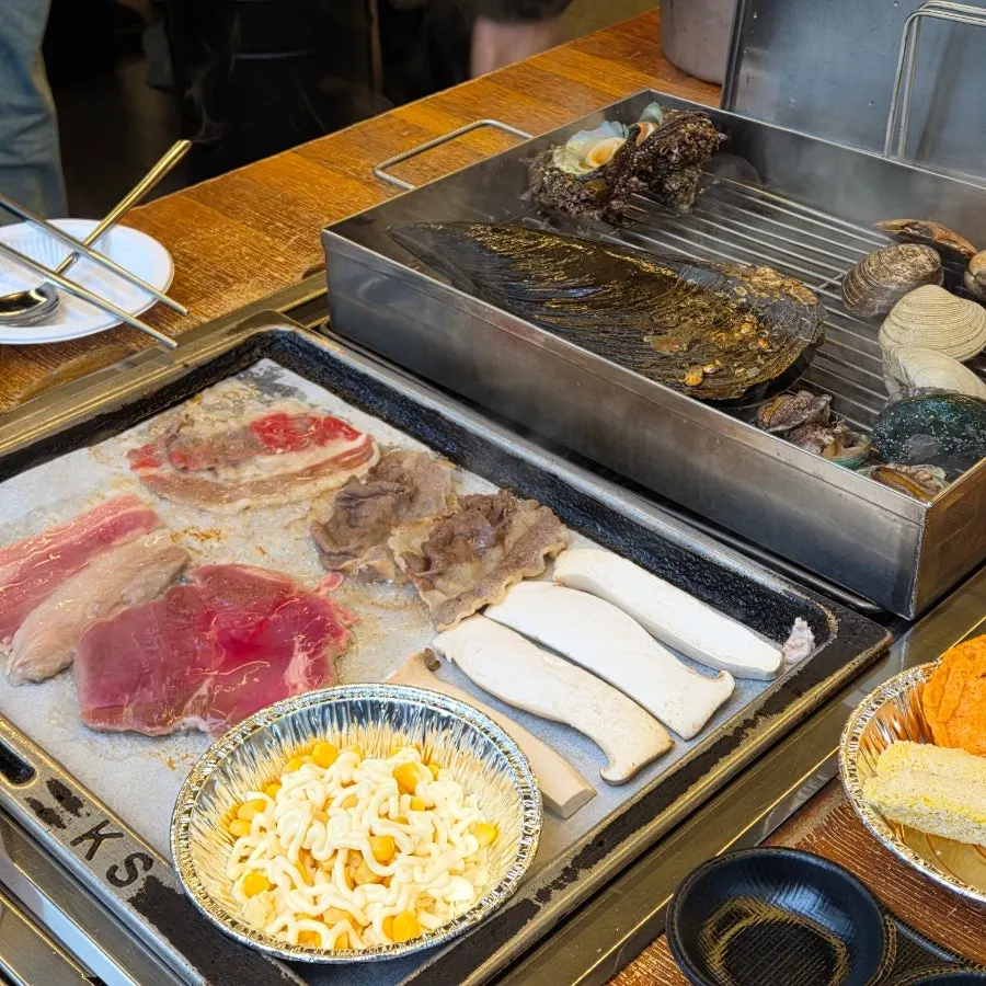 달궈진 불판에 올린 고기