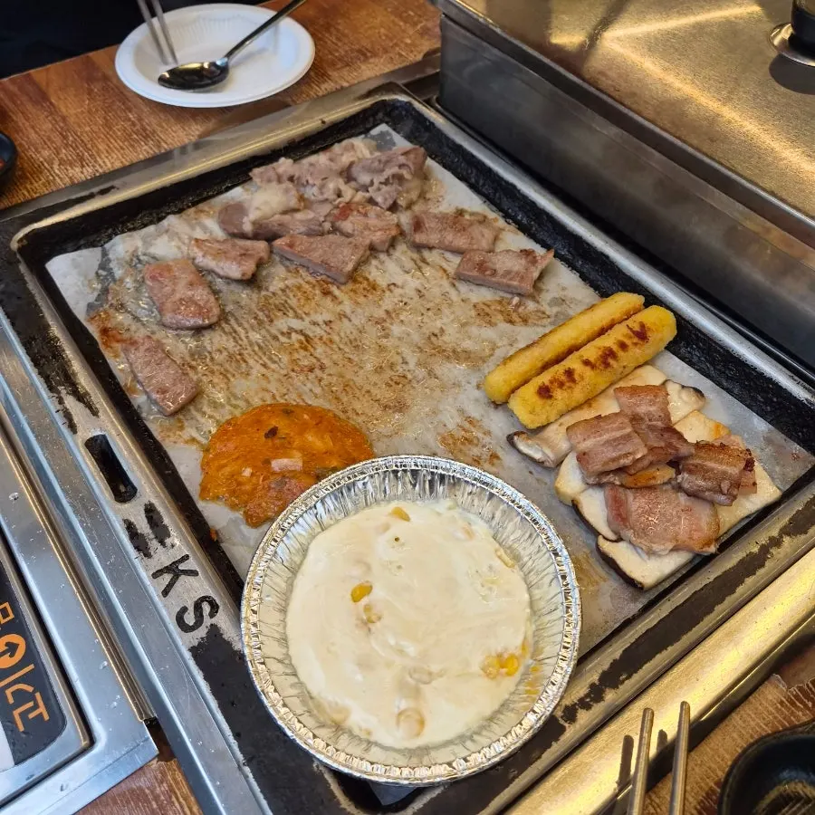 버섯 치즈스틱 콘치즈 김치전과 함께 굽는 고기