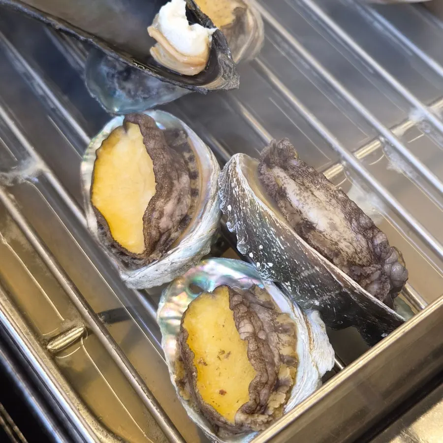 조개찜으로 익힌 탱글한 전복