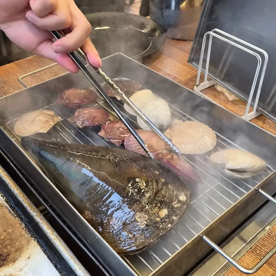 조개와 고기를 함께 즐기는 창가 자리 상차림