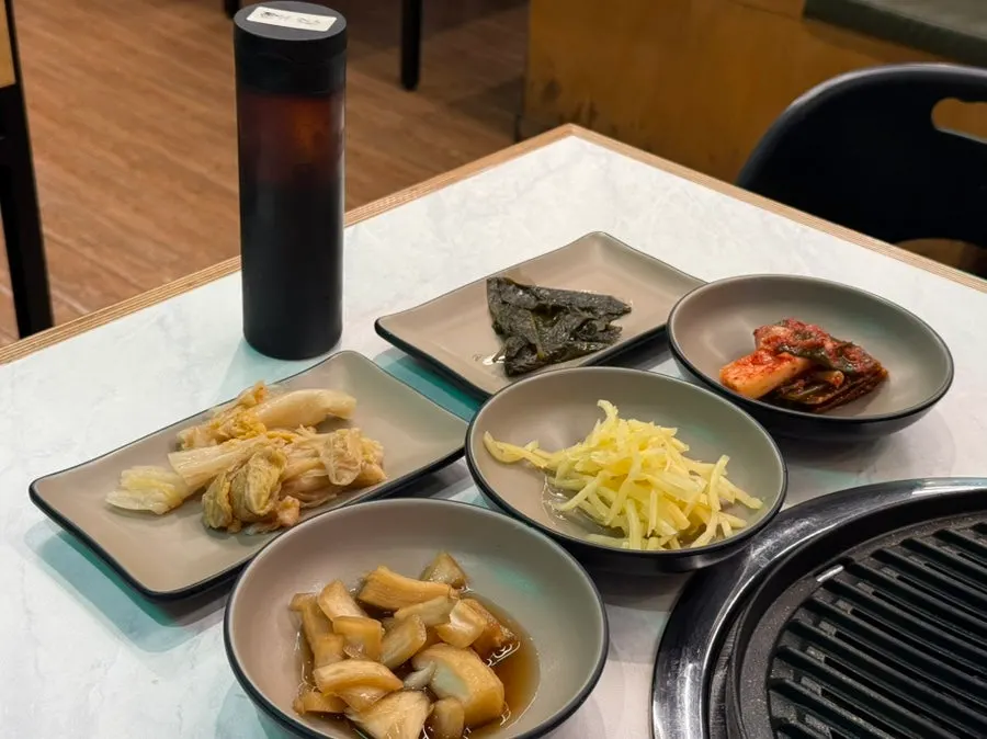 김치와 절임류, 생강채가 놓인 기본 반찬 상차림