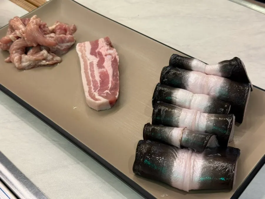 장어와 삼겹살, 닭목살이 함께 담긴 첫 접시