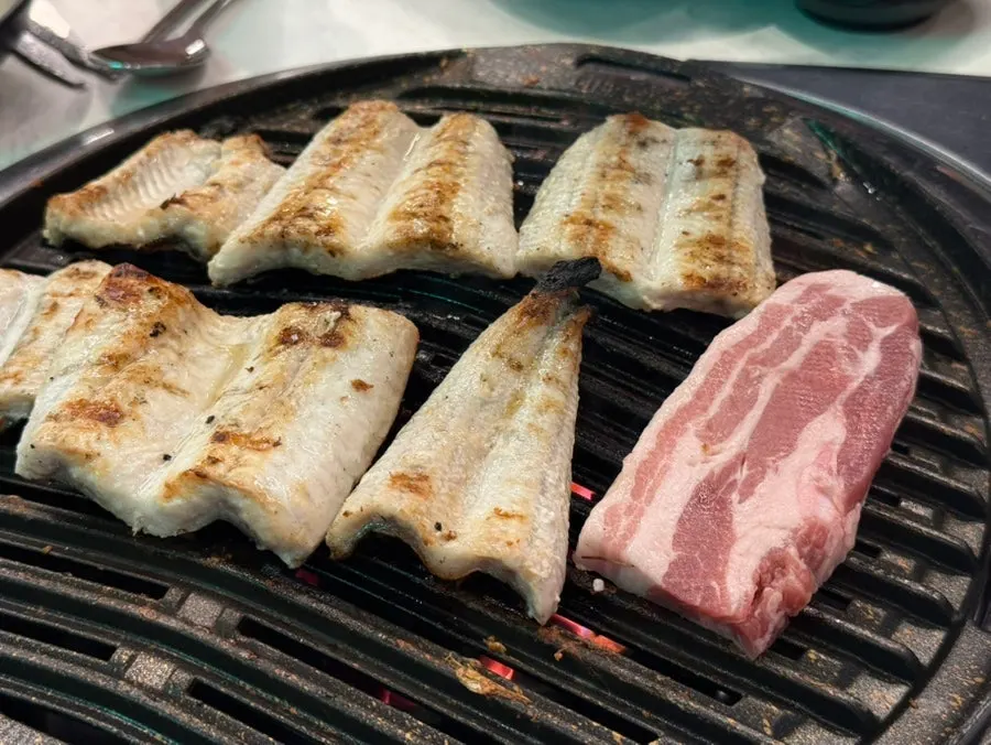 불판 위에서 노릇하게 익어가는 민물장어