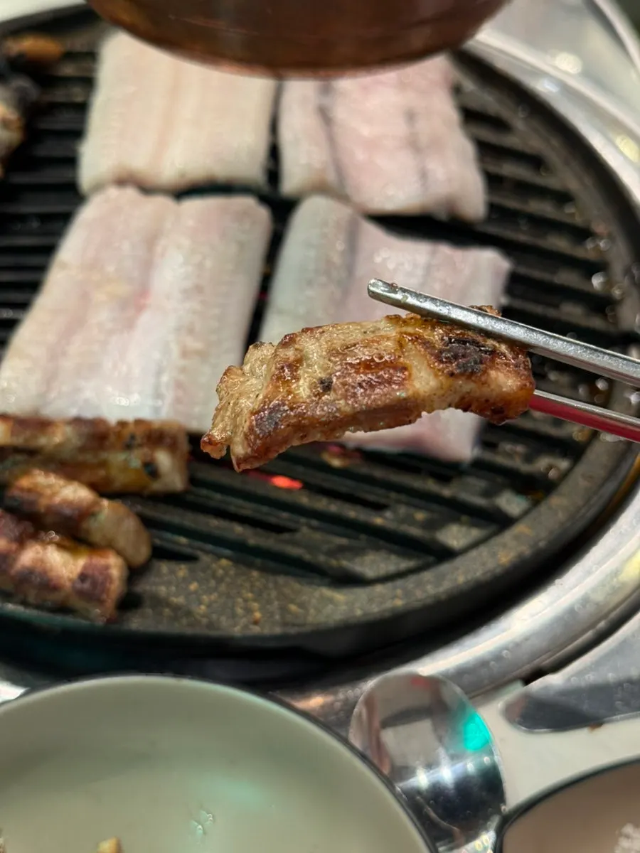 장어 옆에 함께 올려 구운 삼겹살