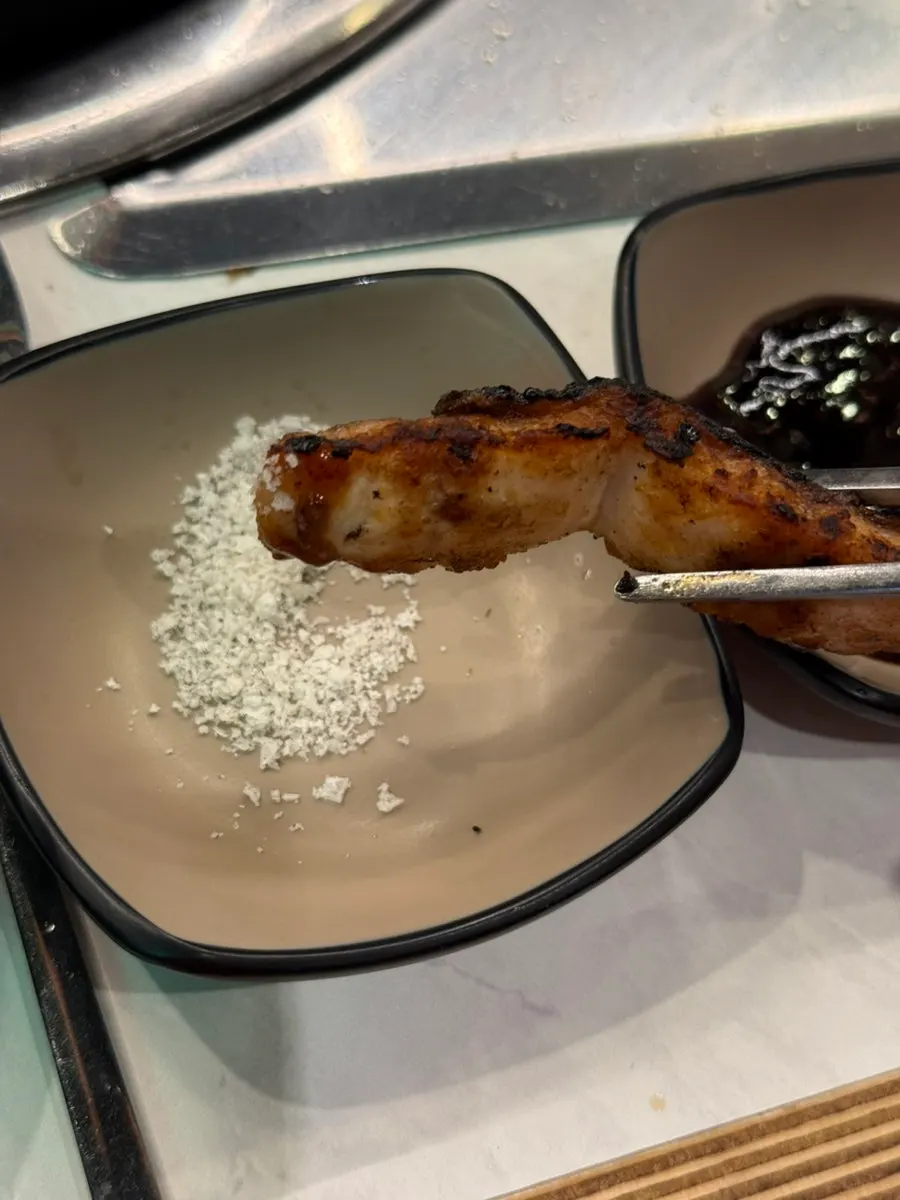 겉만 노릇하게 익힌 도톰한 장어 한 점