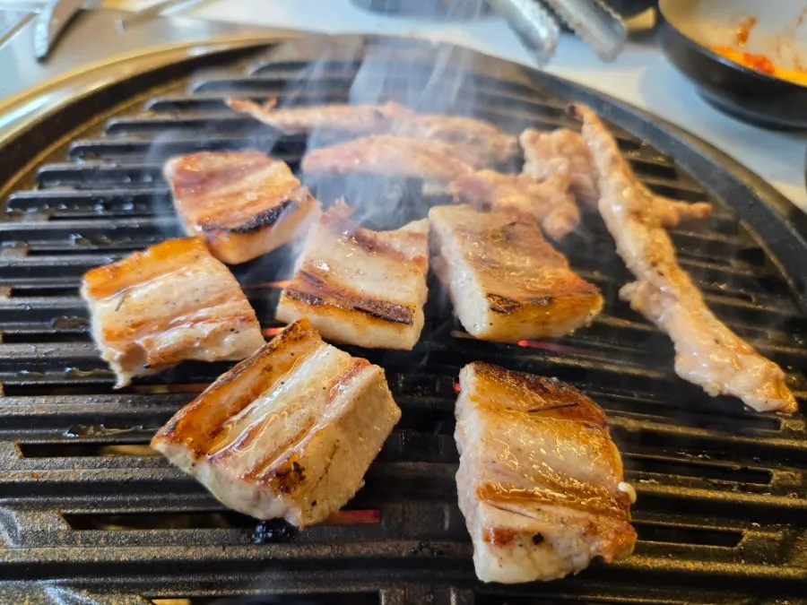 Grilled freshwater eel wrapped in lettuce